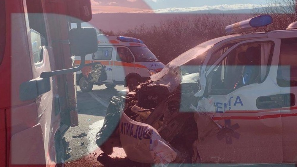 FOTO // Accident GRAV la Călărași. O ambulanță a intrat pe contrasens și s-a izbit într-un TIR